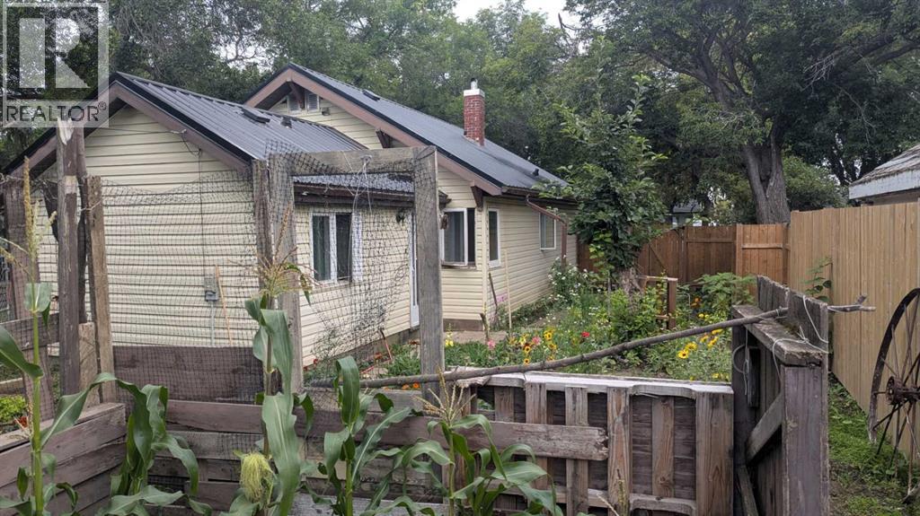 5028 52 Street Property Photo 17