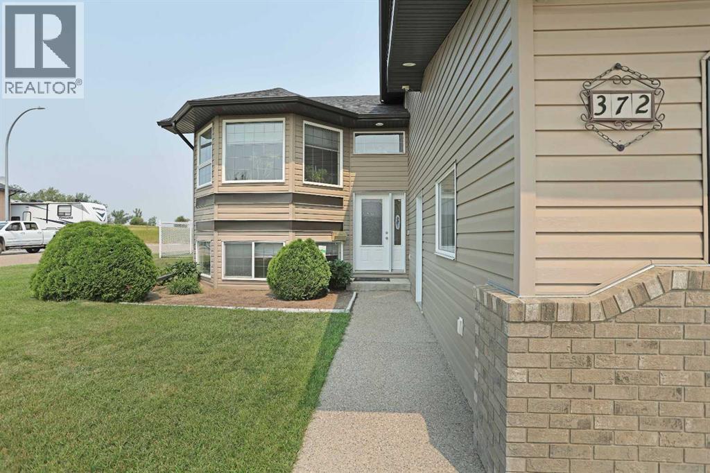 372 Lake Stafford Drive E Property Photo 2