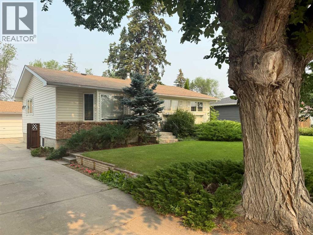 443 3 Street E Property Photo 1