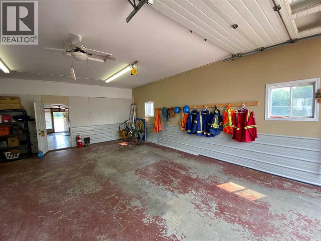 503 2 Avenue E Property Photo 11