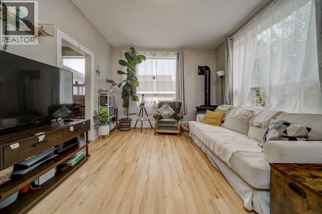 12316 21 Avenue Property Photo 4