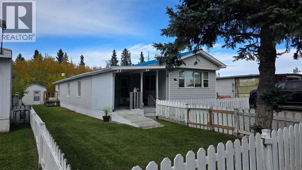 5235 50 Street Property Photo 2