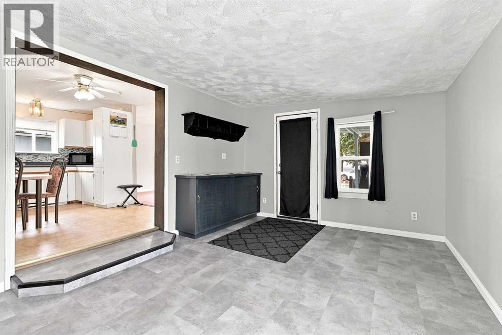 5235 50 Street Property Photo 4
