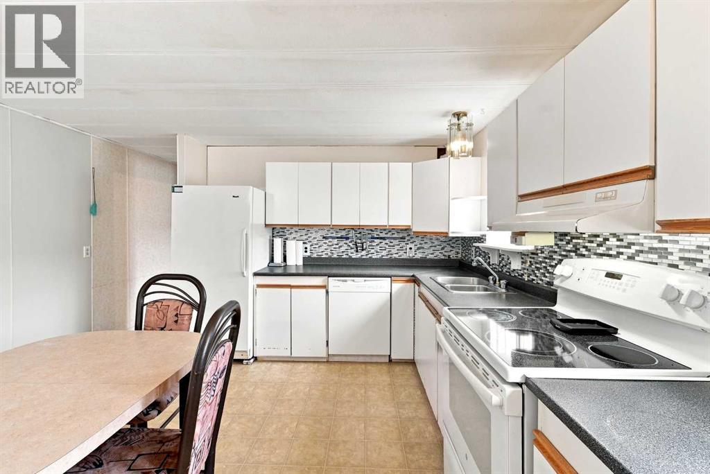 5235 50 Street Property Photo 8
