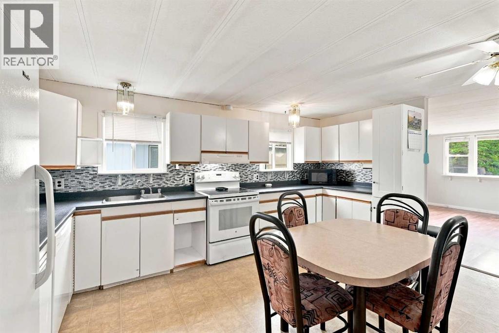 5235 50 Street Property Photo 9