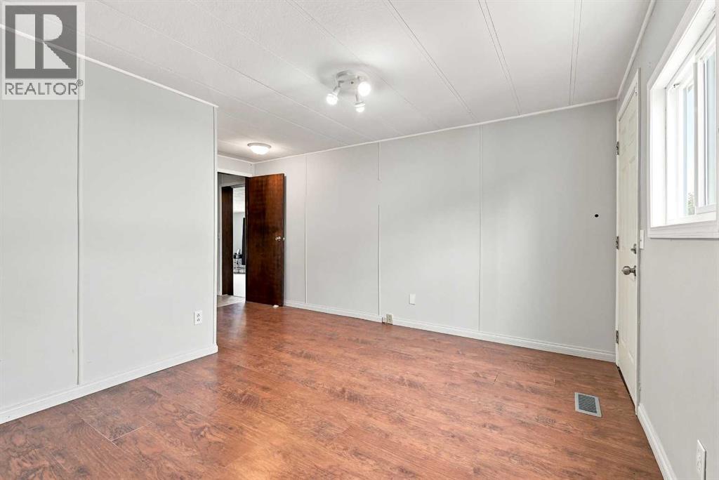 5235 50 Street Property Photo 15