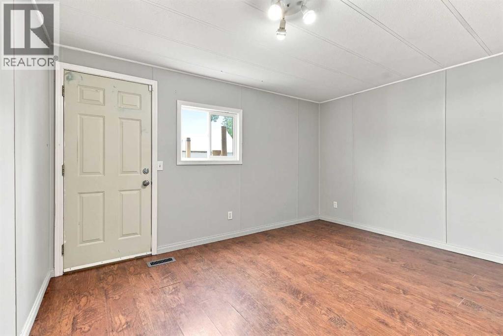 5235 50 Street Property Photo 16