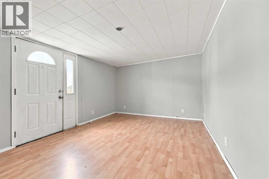 5235 50 Street Property Photo 18