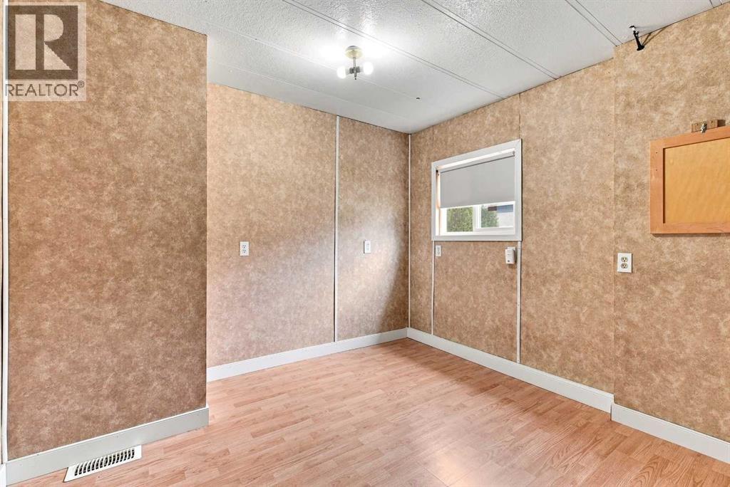 5235 50 Street Property Photo 20