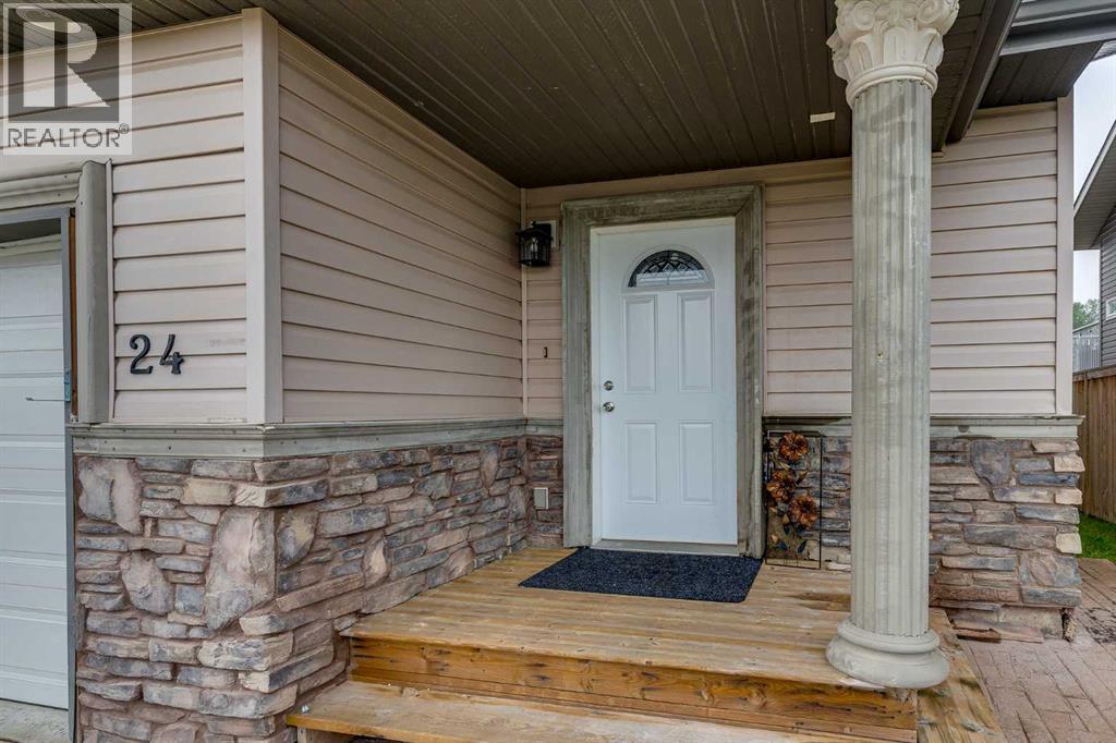 24 Mackenzie Crescent Property Photo 2
