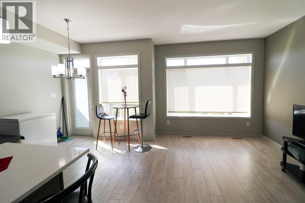 478 Highlands Boulevard West Property Photo 2
