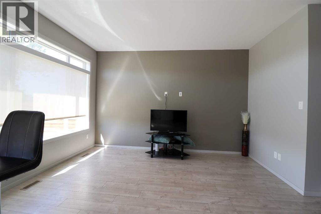 478 Highlands Boulevard West Property Photo 10