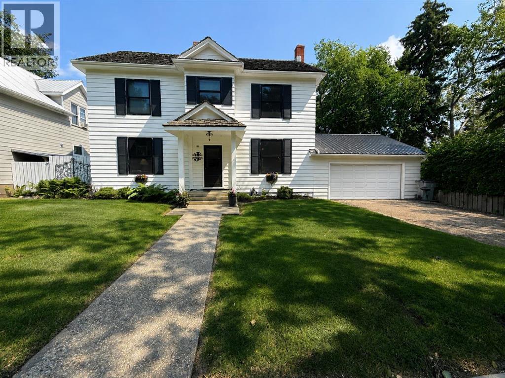 5107 46 Street Property Photo 1