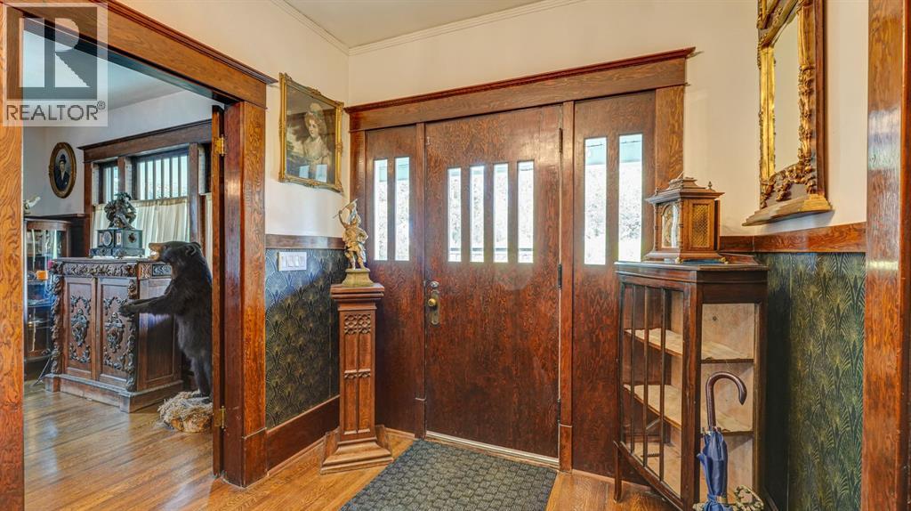 4309 2 Street W Property Photo 3