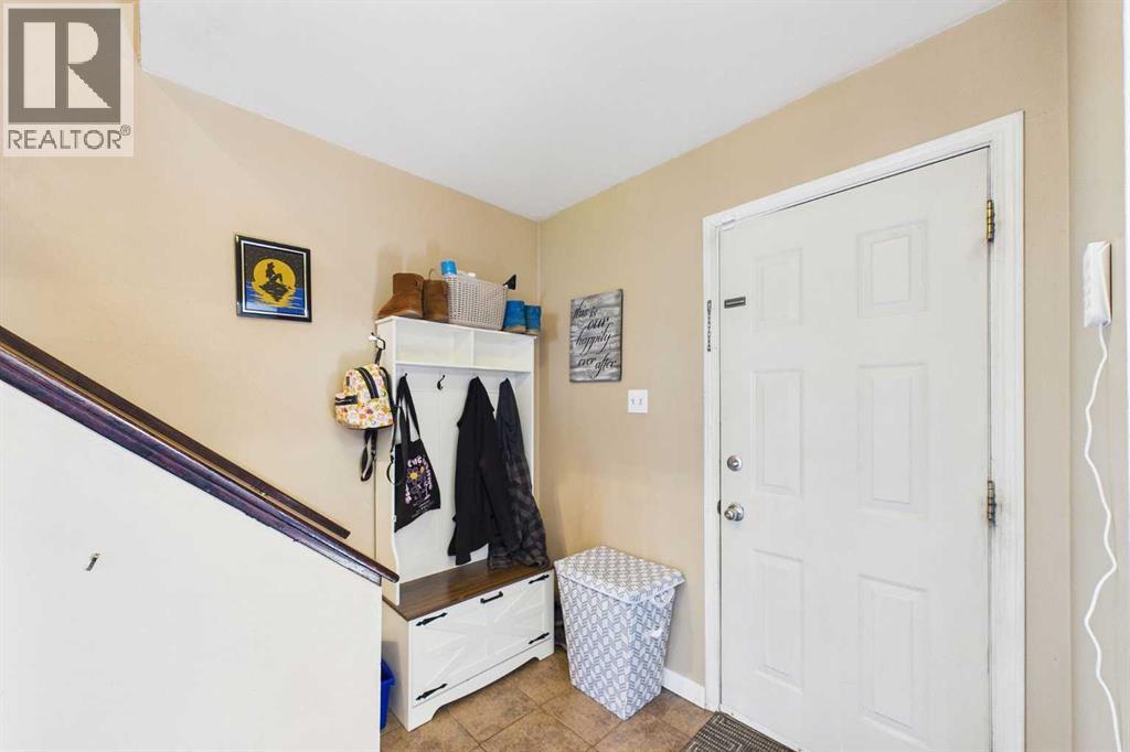 4719 33 Street Property Photo 3