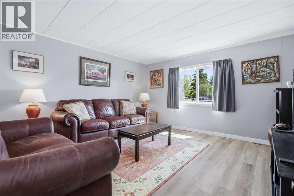 5344 76 Street Property Photo 4