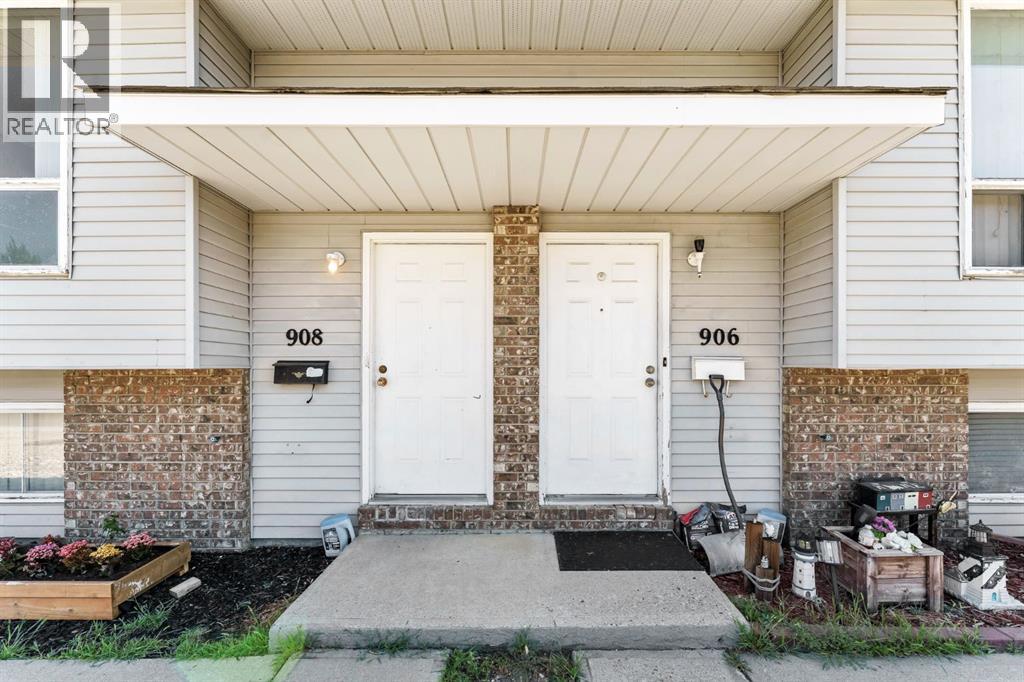 908 Ross Glen Drive Se Property Photo 3