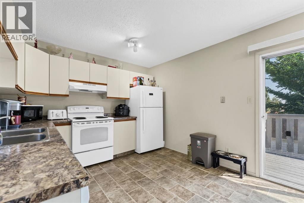 908 Ross Glen Drive Se Property Photo 9