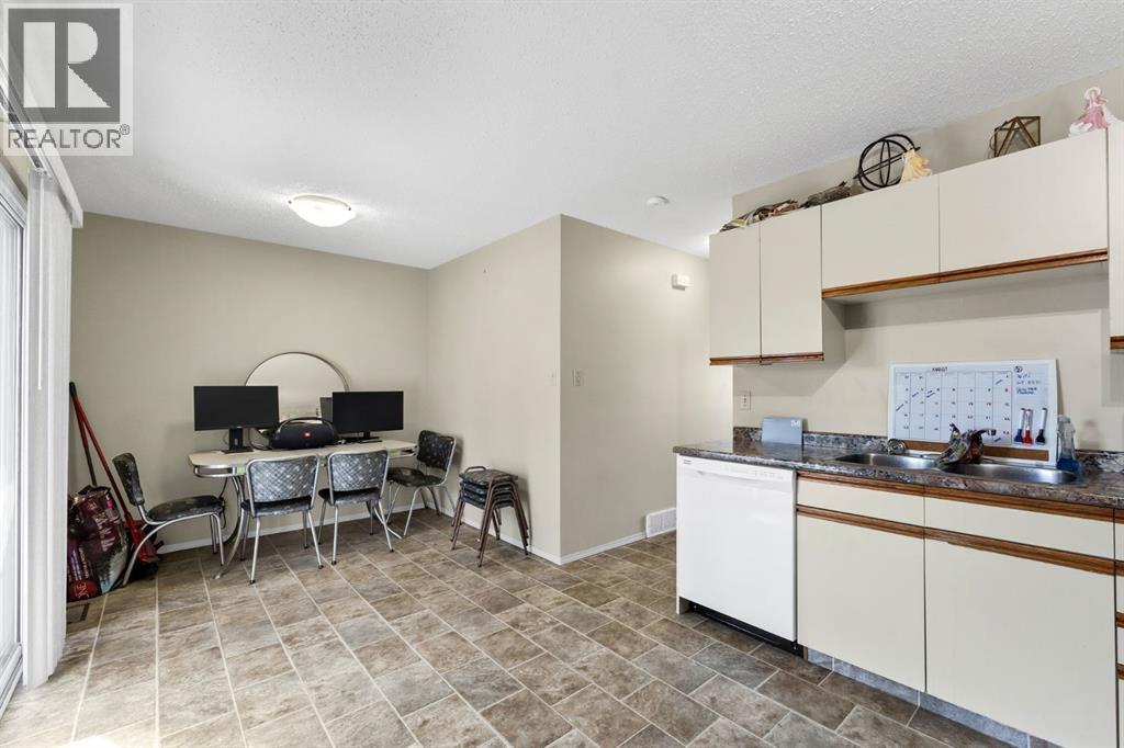 908 Ross Glen Drive Se Property Photo 11