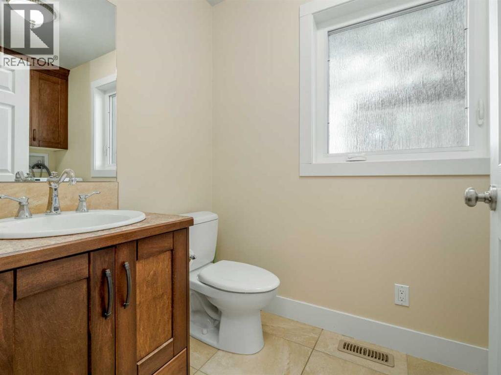 132 14 Street N Property Photo 11