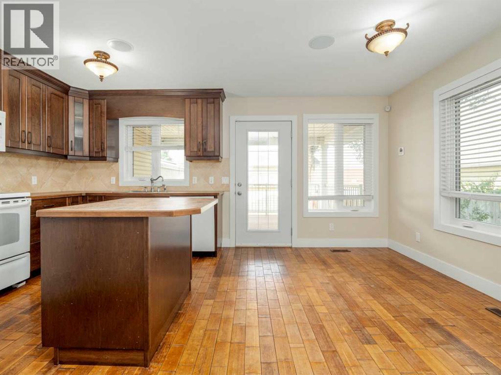 132 14 Street N Property Photo 12
