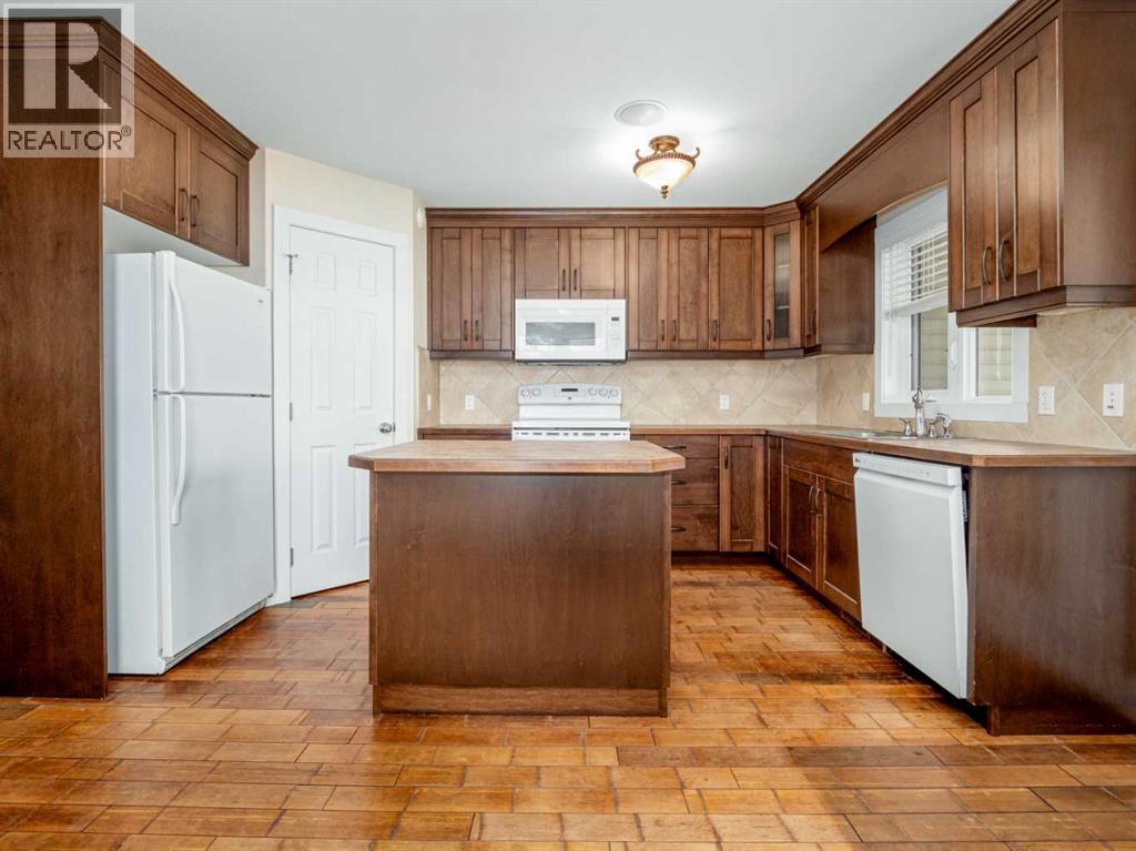 132 14 Street N Property Photo 14