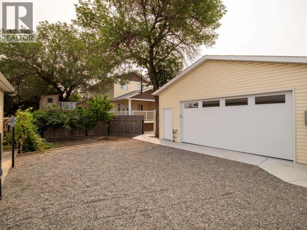 132 14 Street N Property Photo 44