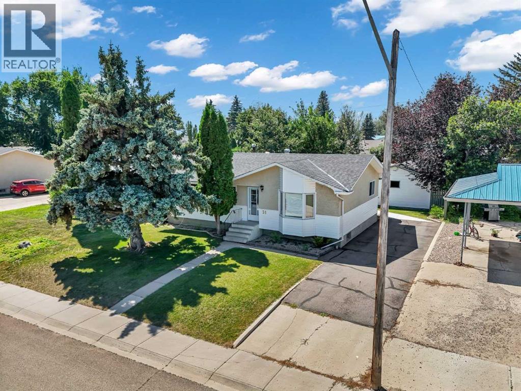 31 8 Street W Property Photo 1