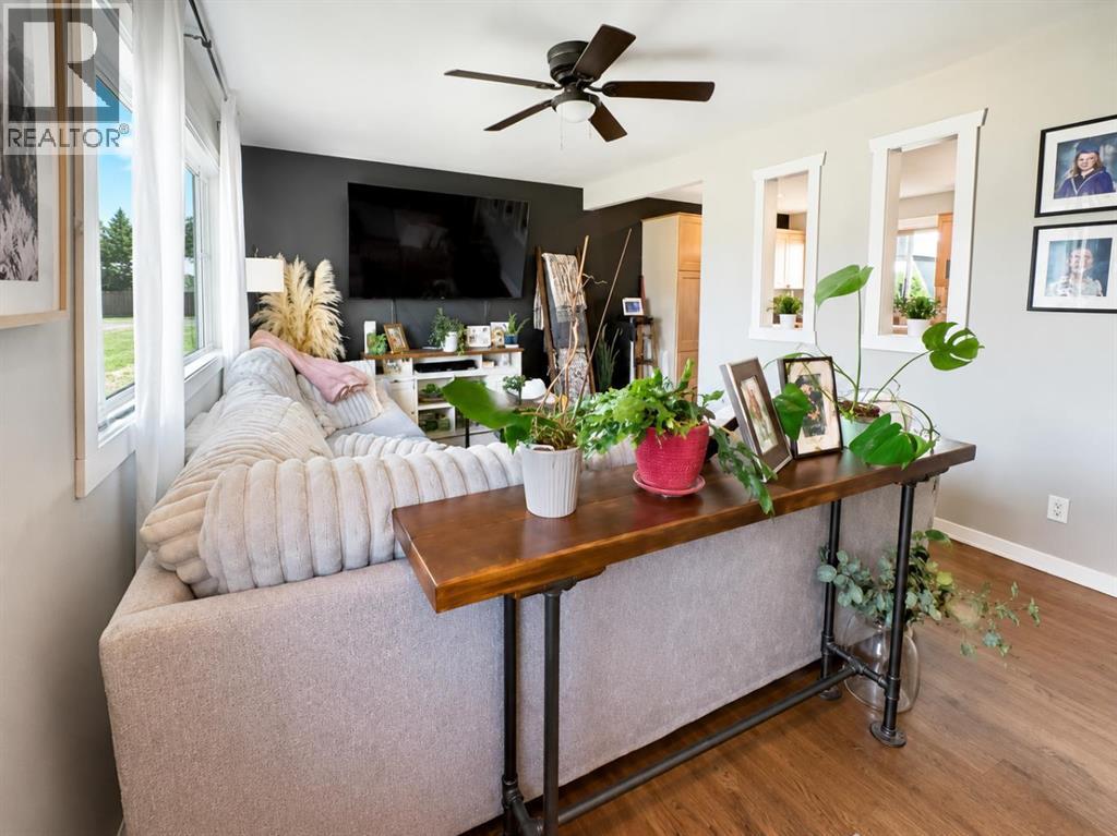 124 4 Avenue Property Photo 3