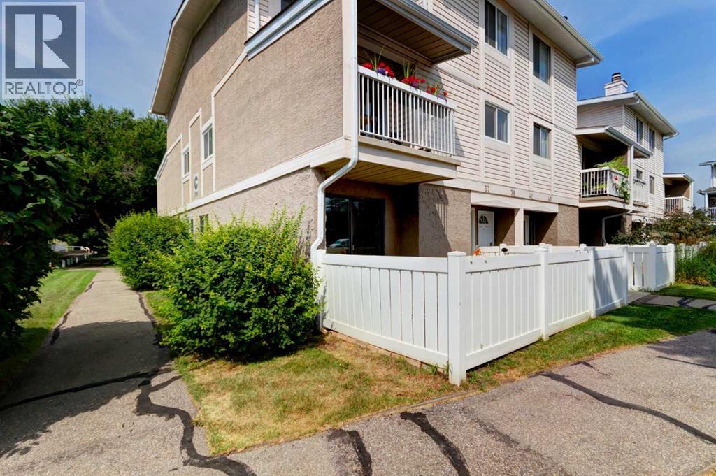 3015 51 Street Southwest Property Photo 1