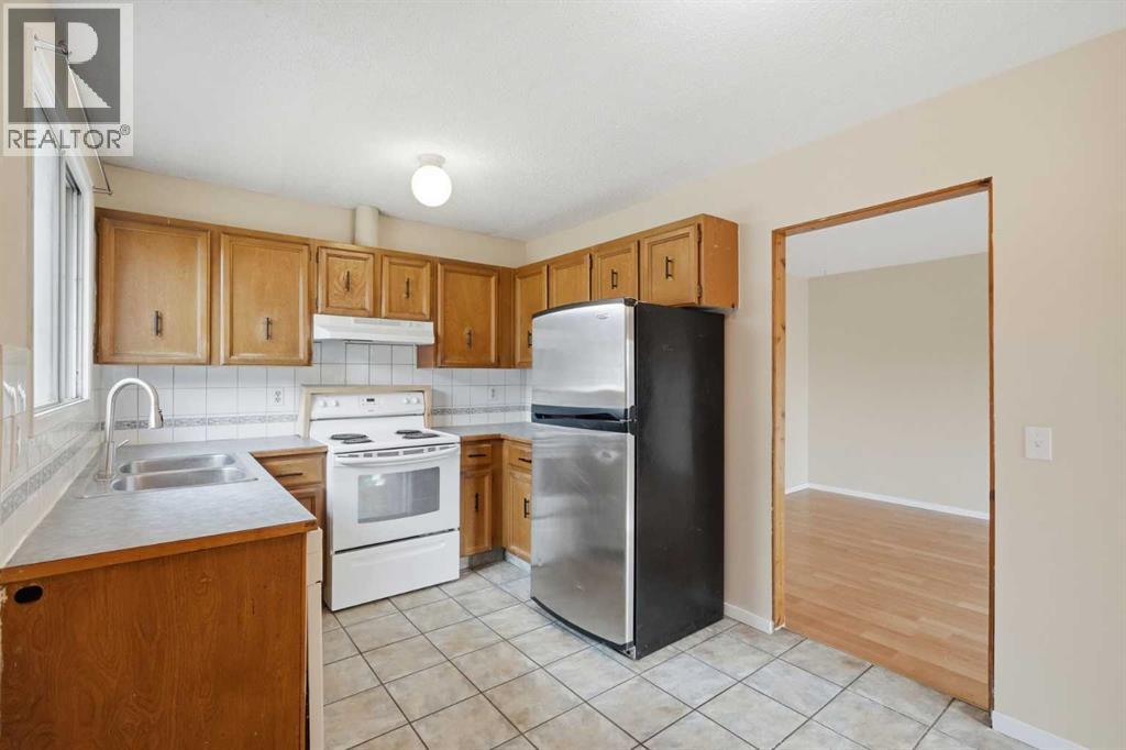 2706 46 Street Se Property Photo 4
