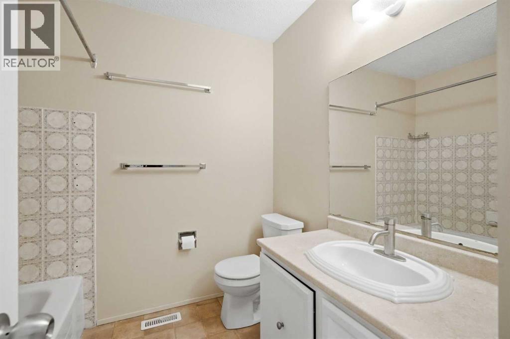 2706 46 Street Se Property Photo 8