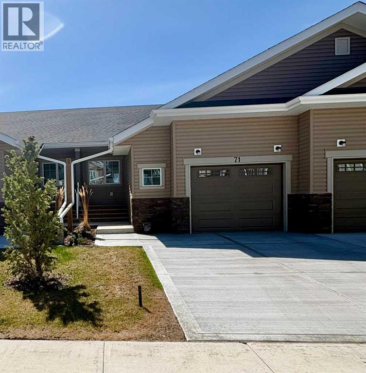 71 Golden Crescent Property Photo 1