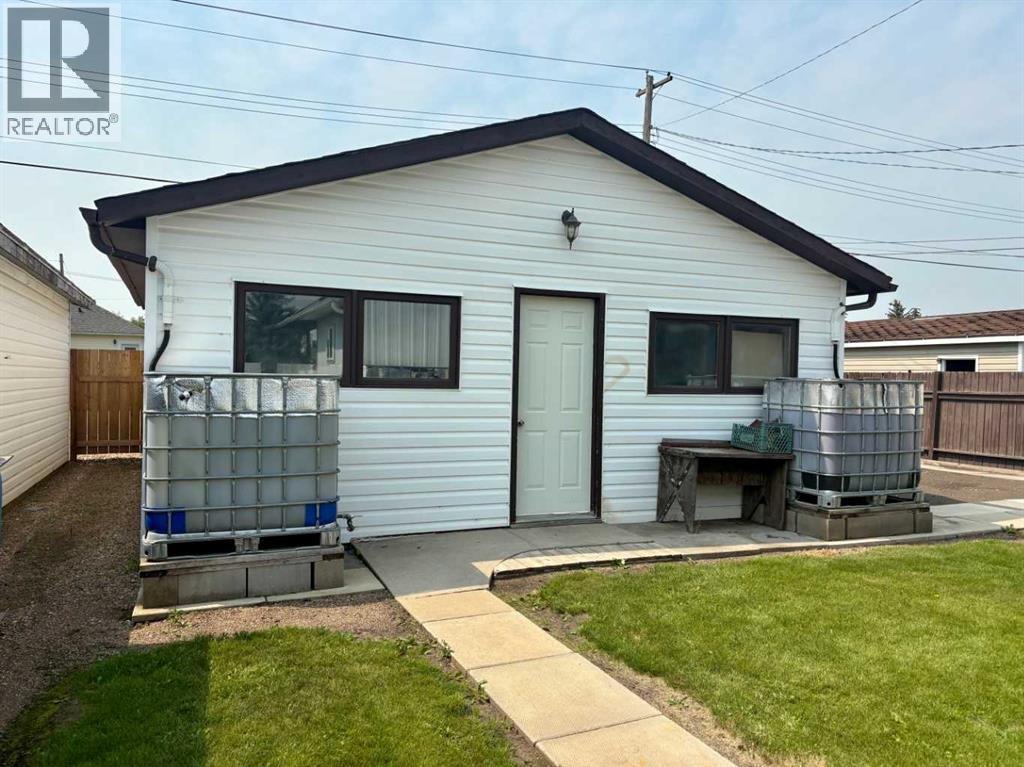 5122 46 Street Property Photo 3