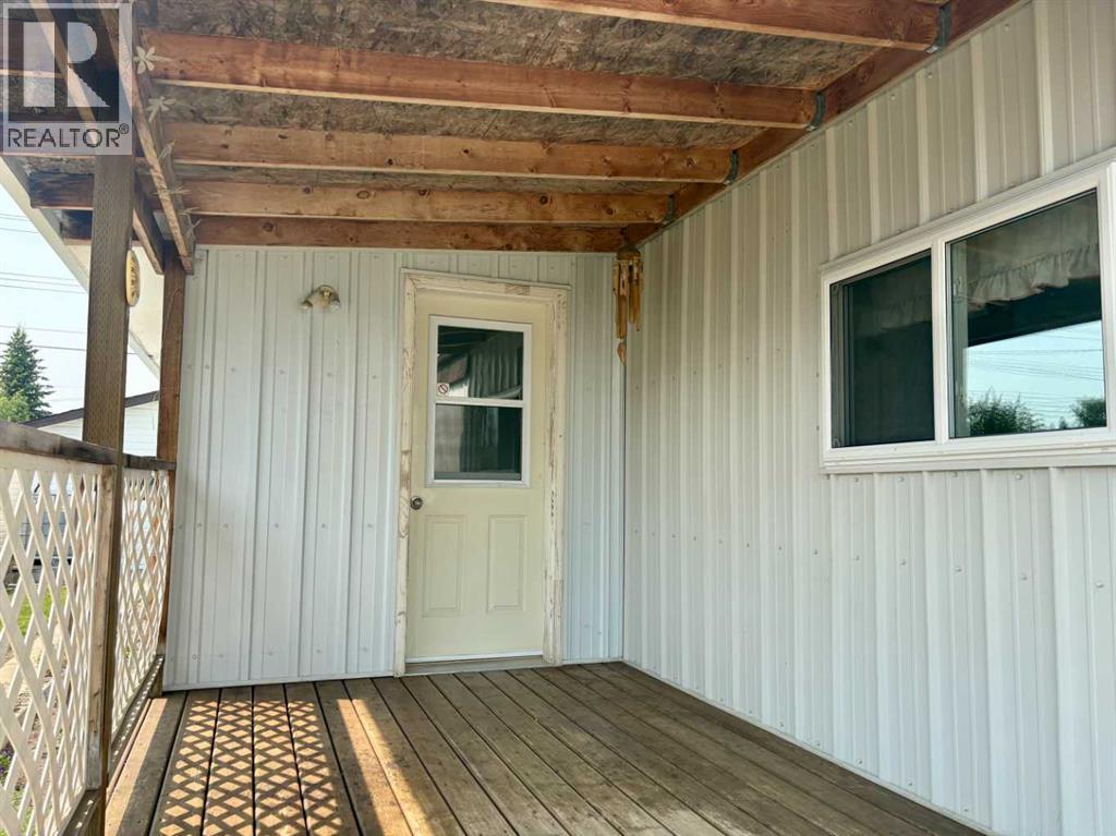 5122 46 Street Property Photo 4