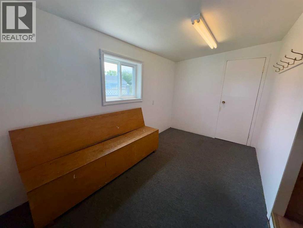 5122 46 Street Property Photo 5