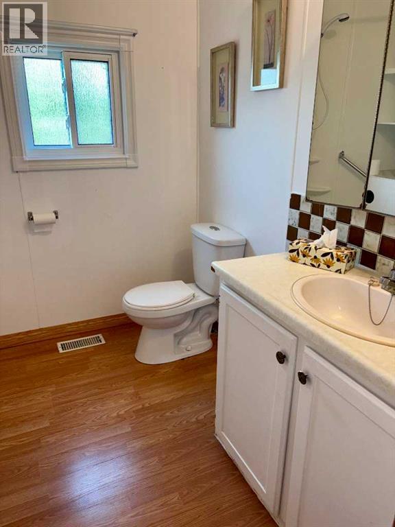 5122 46 Street Property Photo 8