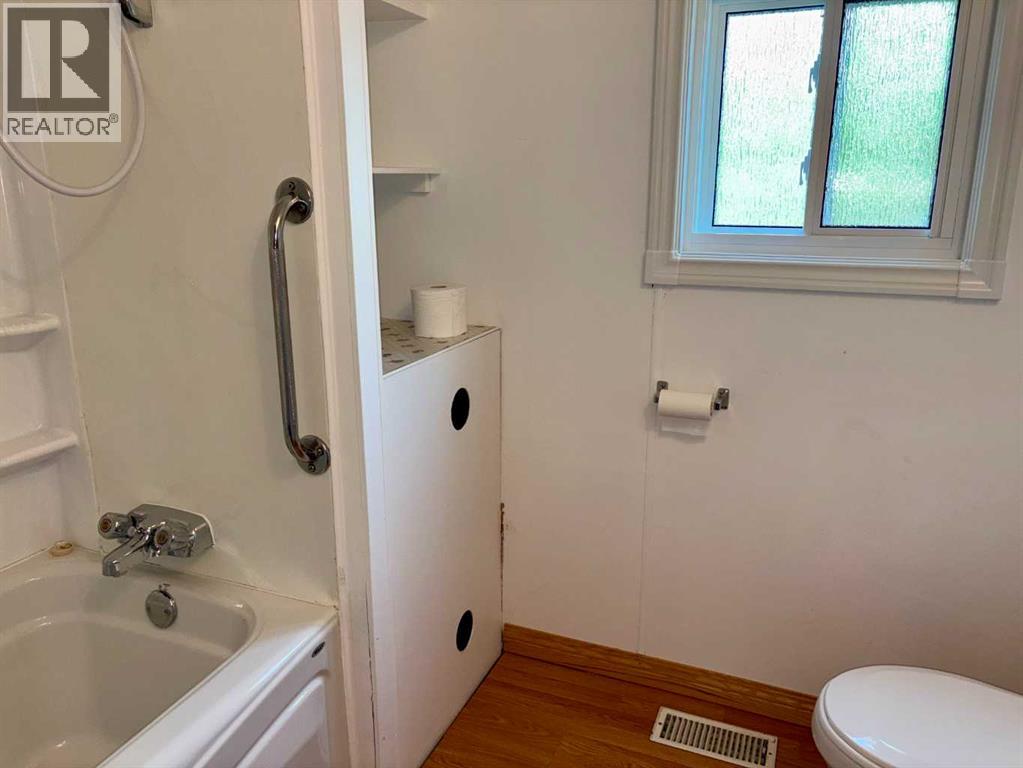 5122 46 Street Property Photo 9