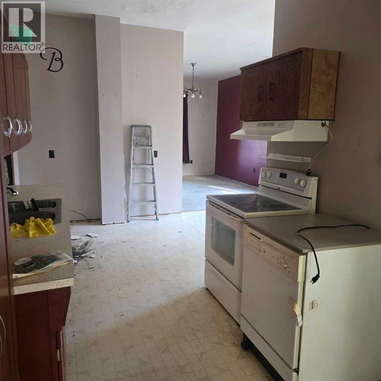 5033 49a Street Property Photo 3