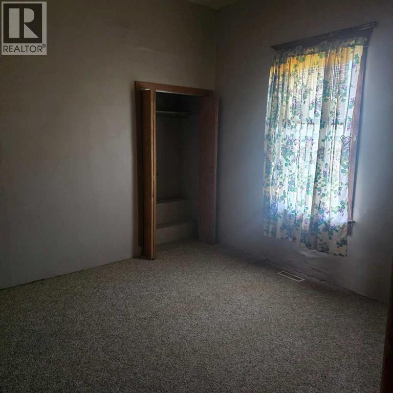 5033 49a Street Property Photo 7