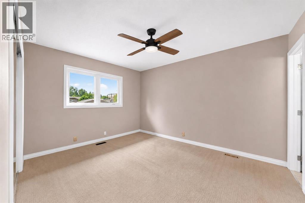 136 Midlawn Close Se Property Photo 15