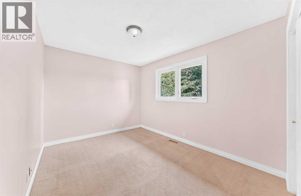 136 Midlawn Close Se Property Photo 19