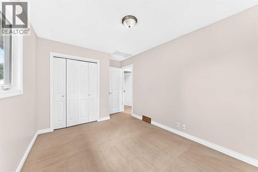 136 Midlawn Close Se Property Photo 21