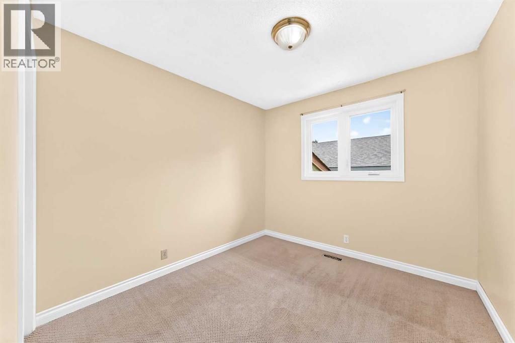 136 Midlawn Close Se Property Photo 22