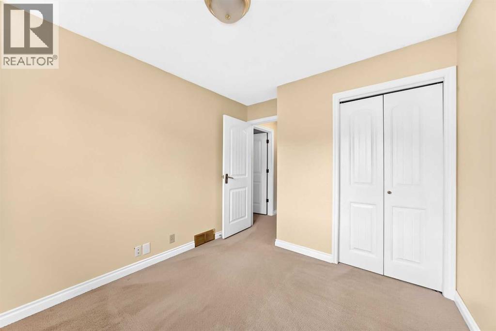 136 Midlawn Close Se Property Photo 23