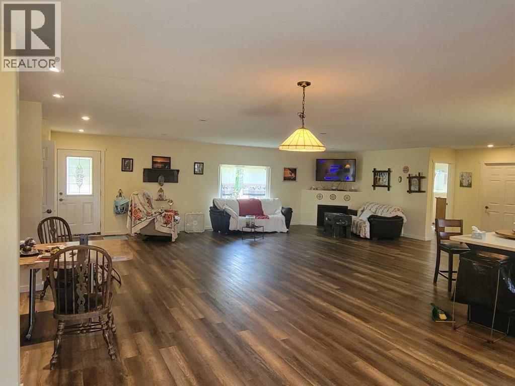 4908 47 Street Property Photo 9