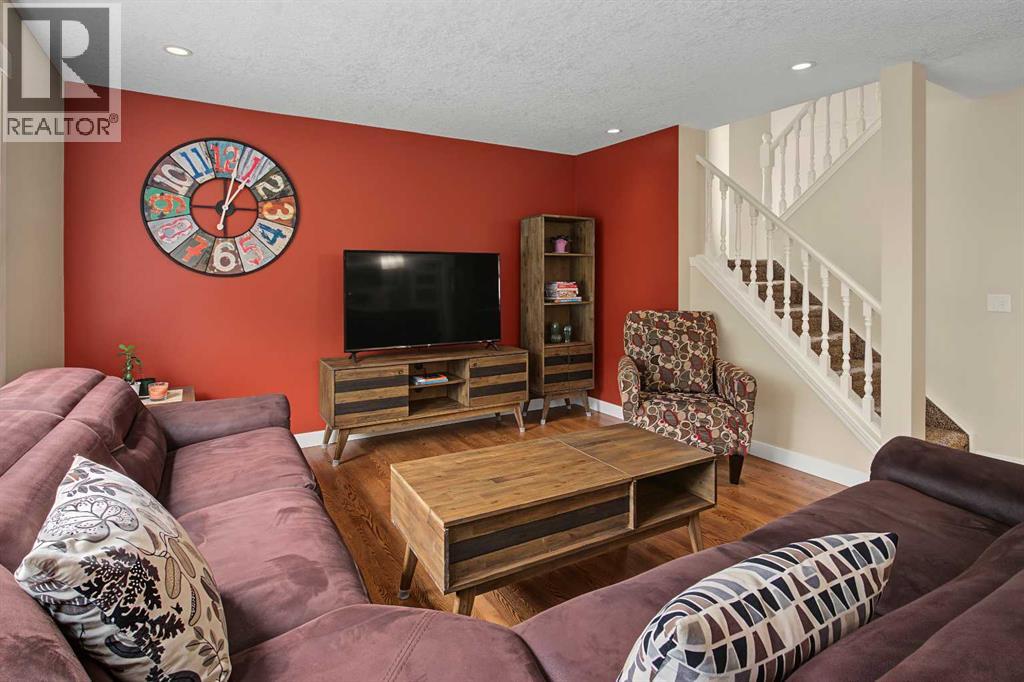 21 Edgebrook Park Nw Property Photo 5