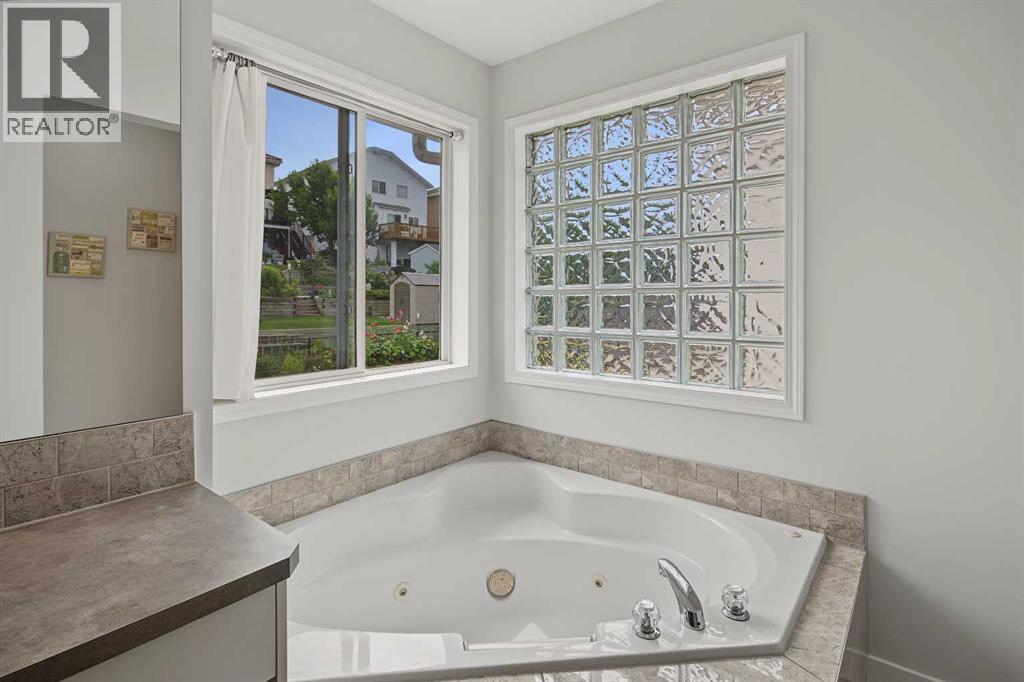 21 Edgebrook Park Nw Property Photo 19