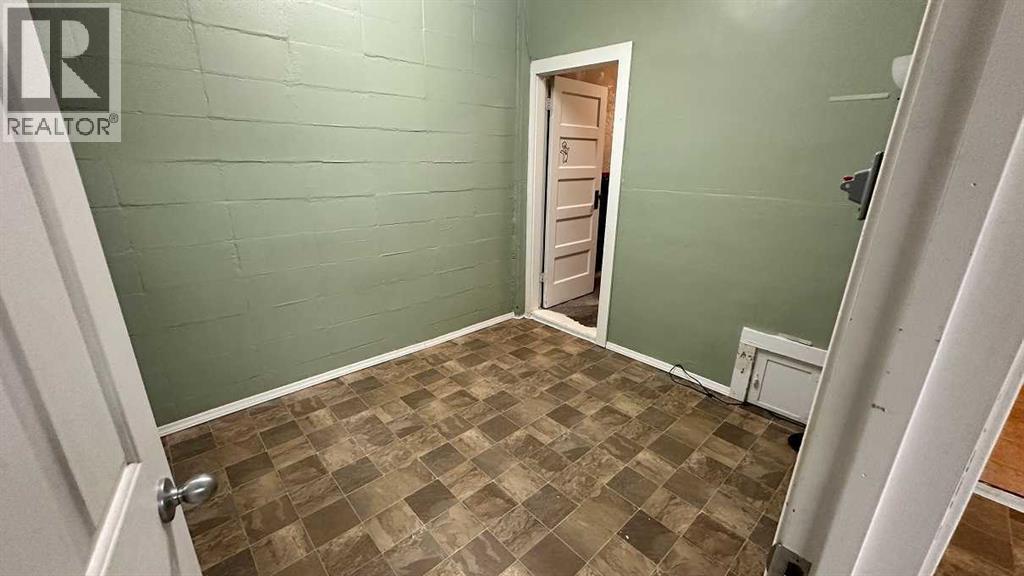 227 6 Street Property Photo 4
