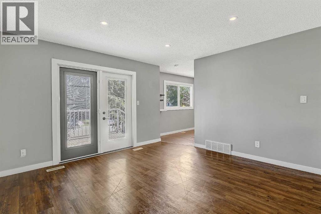 7314 98 Street Property Photo 7